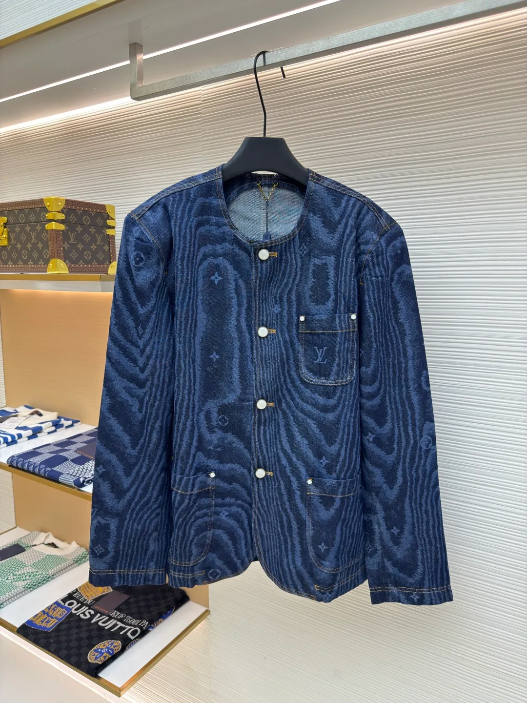 LOUISVUITTON tree pattern denim jacket ●Authentic product: Purchased and developed by 29165 ●Item number: 1680103-B85 ●Fabric: denim fabric ●Technology: printing production ●Version: fitted version ●Weight: about 910 grams ●Size: 46-48-50-52 ●Description: The upper body effect refers to the FW25 early autumn men's series collarless denim rivet full-width logo printed long-sleeved denim jacket for men in blue. This collarless jacket is paved with denim cloth with the LV Moiré pattern, and the Monogram logo is implicitly integrated into it, creating a silky texture. The Marque L.Vuitton DéPosée nubuck label rests on the back for a modern look paired with matching jeans. The overall wiring is straight and delicate, the fabric is comfortable and soft, and the color is consistent without color difference. It can be matched with the same style to create a fashionable look and control various occasions. Customized accessories, complete with three standards, same style for men and women!